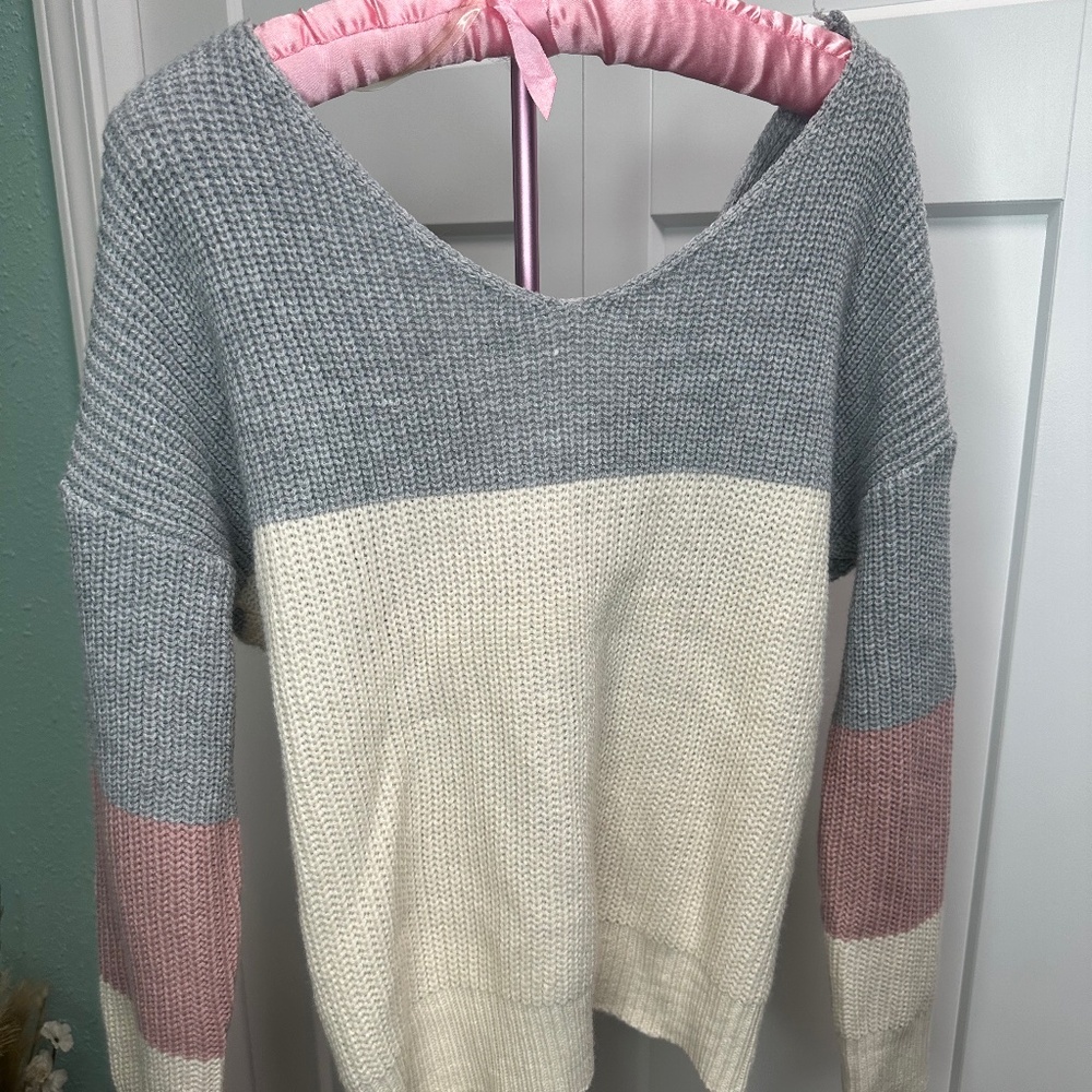 Main Strip Small gray/pink/cream bow back sweater